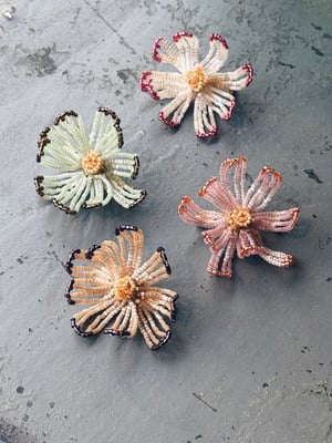 BROCHE _silk satin perleblomst