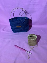 Sac en crochet " Bleu royal et anses Metalliques"