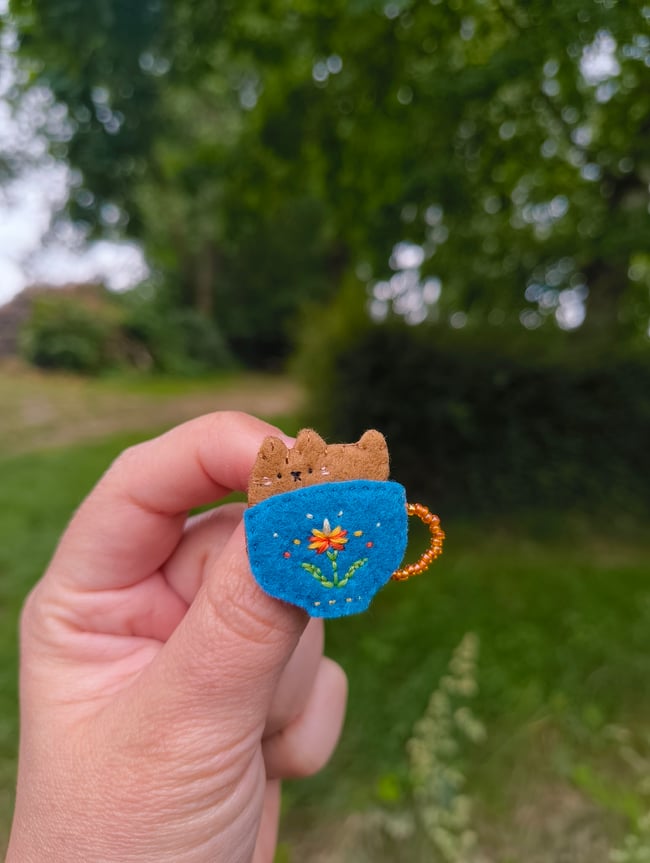Broche Dahlia Chat Tasse