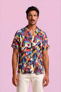 Camisa pinceladas fondo blanco