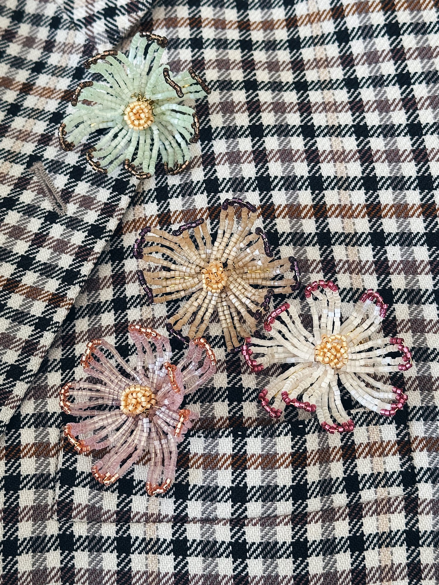 BROCHE _silk satin perleblomst