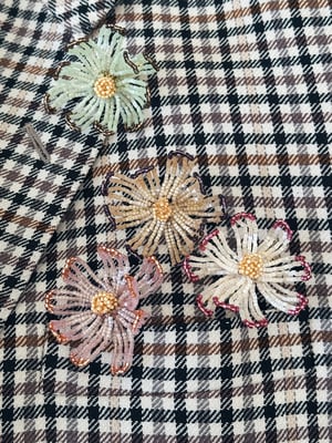 BROCHE _silk satin perleblomst
