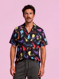 Camisa pinceladas fondo negro