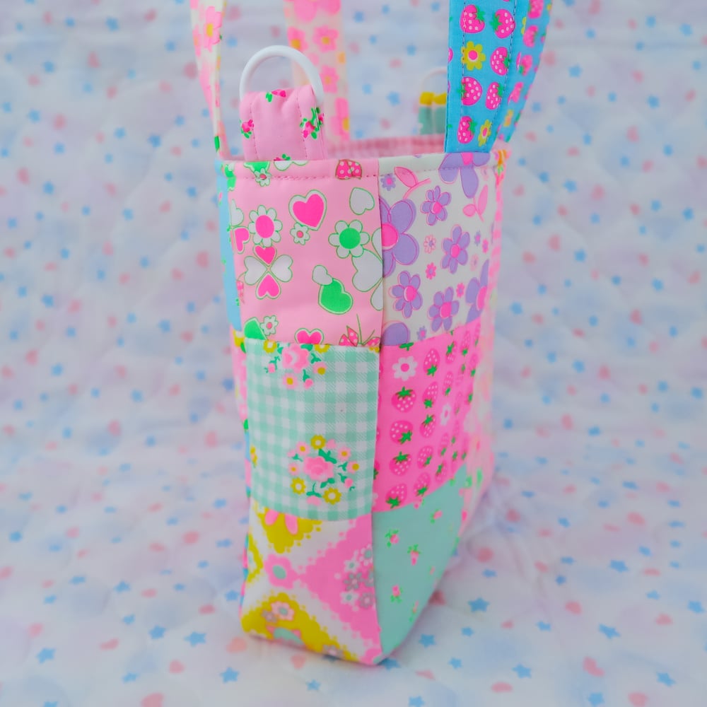 Quilted Shoulder Tote Bag: 01