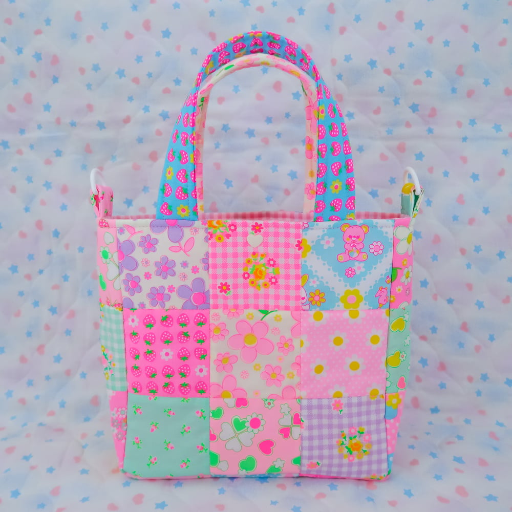 Quilted Shoulder Tote Bag: 01