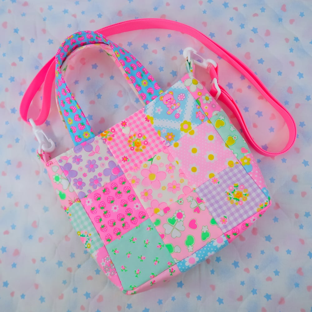 Quilted Shoulder Tote Bag: 01