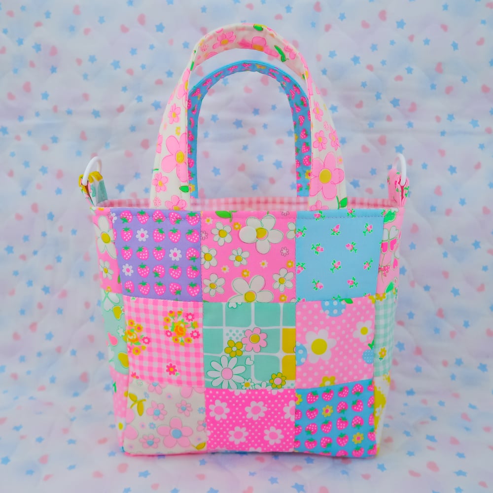 Quilted Shoulder Tote Bag: 01
