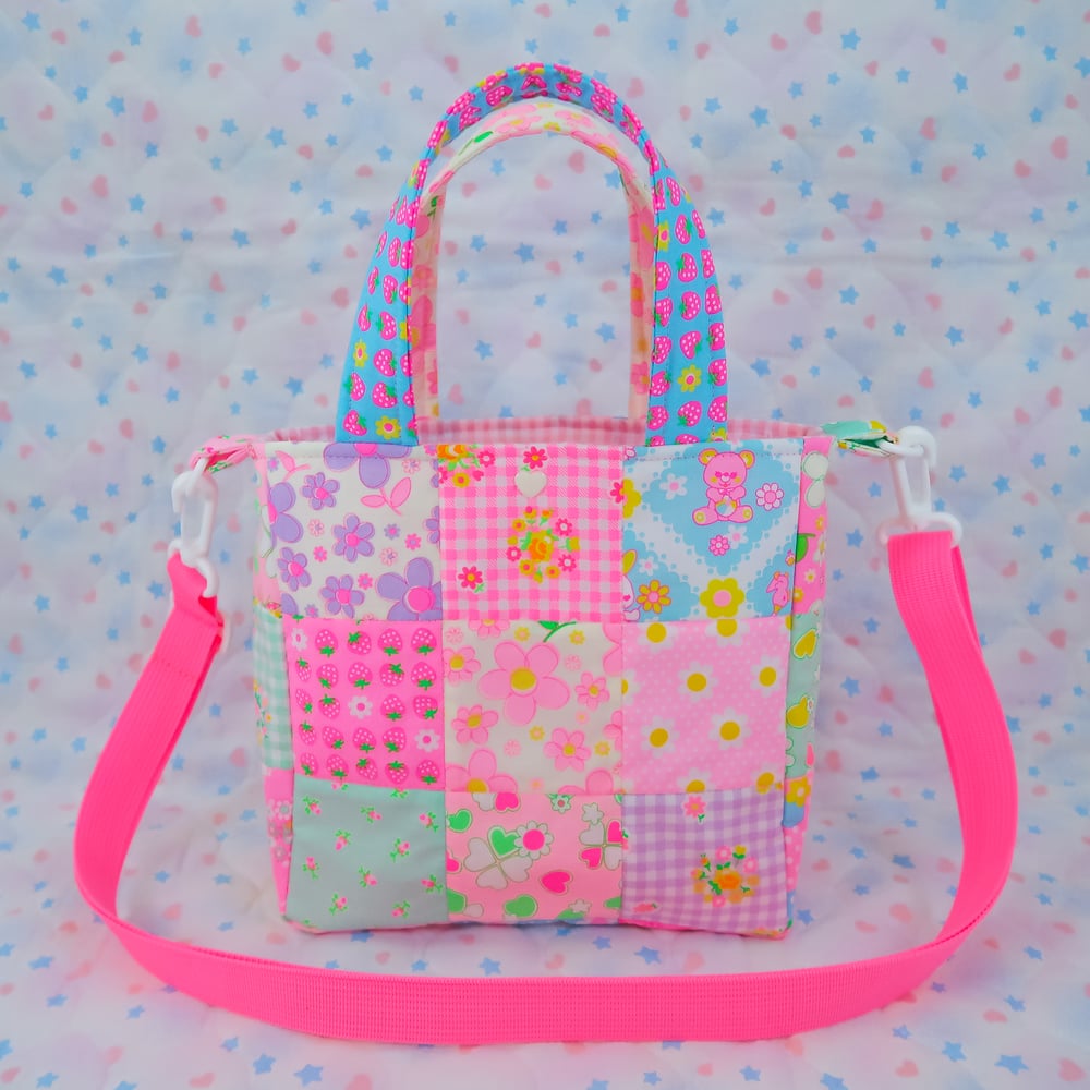 Quilted Shoulder Tote Bag: 01