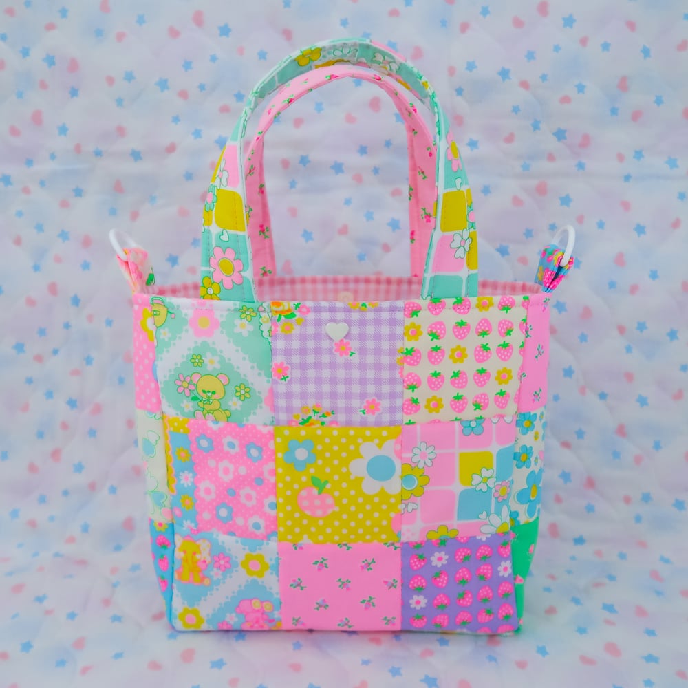 Quilted Shoulder Tote Bag: 02