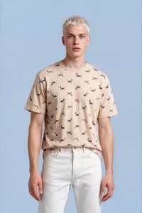 Camiseta perritos fondo beige