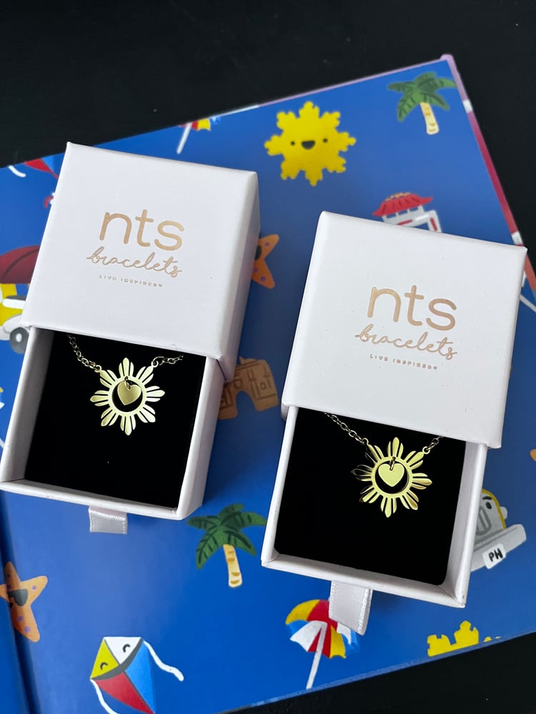 Image of GOLD FULL ARAW/ SUN NECKLACE WITH DANGLING HEART (Gold)