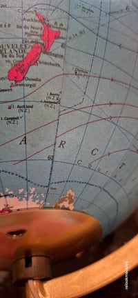 Image 5 of Globe terrestre vintage tripode doré, lumineux, CartesTaride, années 60