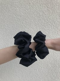 Image 4 of SCRUNCHIE OVERSIZED BLACK/CZARNY