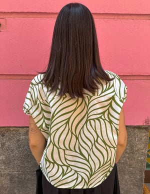 Image of Blusa sin mangas y bolsillos verde/blanca by El otro tigre