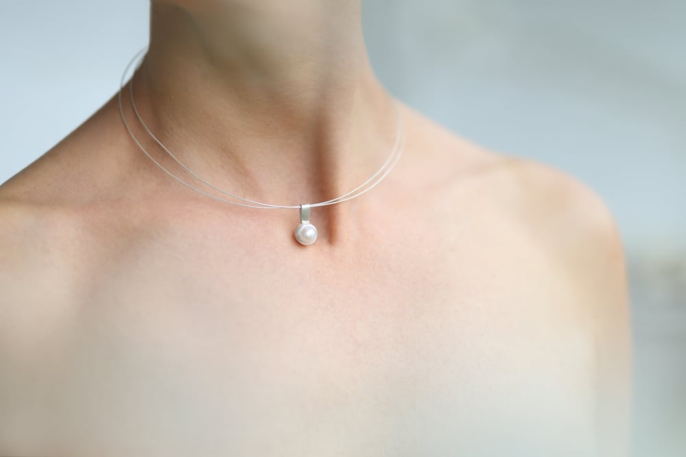 Image of "To the beloved mother" silver pendant with pearl · MATRI CARISSIMAE ·