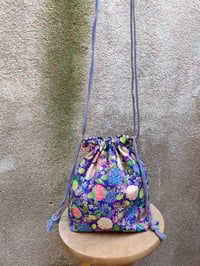 Image 3 of Bolso BOMBONERA HORTENSIAS azul