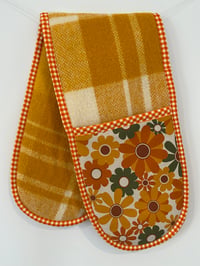 Image 2 of Daisy Oven Mitt 