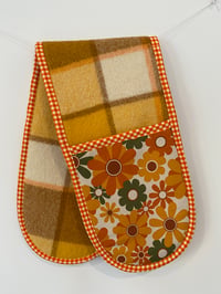 Image 1 of Daisy Oven Mitt 