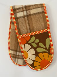 Image 1 of Big Daisy Oven Mitt