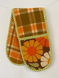 Image 2 of Big Daisy Oven Mitt