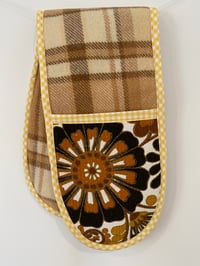 Image 1 of Brown Flower Oven Mitt