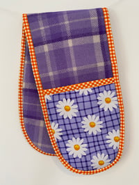 Image 2 of Purple Daisy Oven Mitt
