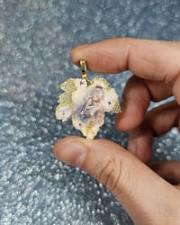 Image 2 of Isotta - Collana con Mini Fata in Polymer Clay su Foglia (Collezione Winter Dreams)