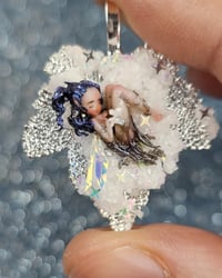 Image 2 of Sideria - Collana con Mini Fata in Polymer Clay e Foglia (Collezione Winter Dreams)