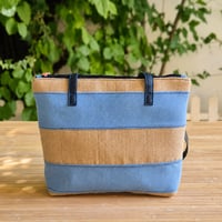 Image 4 of Bolso MIA en denim azul claro y arpillera natural