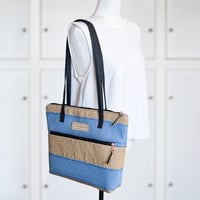 Image 5 of Bolso MIA en denim azul claro y arpillera natural