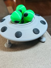 Image 6 of 3D Printed Alien UFO Set – Cute Green Alien Figurines with Flying Saucer