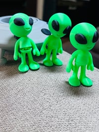 Image 7 of 3D Printed Alien UFO Set – Cute Green Alien Figurines with Flying Saucer