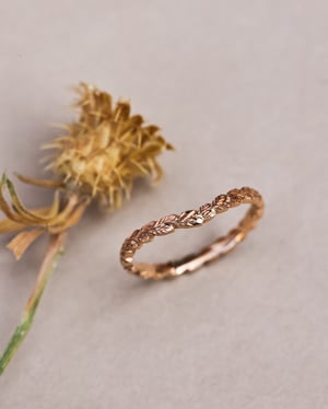 Image of 18ct rose gold 2mm laurel leaf carved wishbone ring