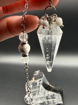 Highly faceted Quartz and Howlite pendulum