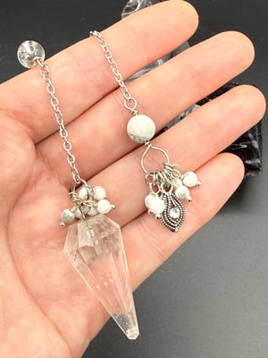 Highly faceted Quartz and Howlite pendulum