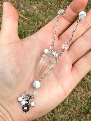 Highly faceted Quartz and Howlite pendulum