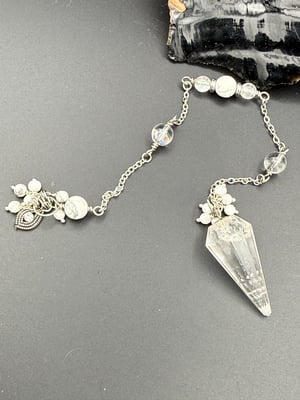 Highly faceted Quartz and Howlite pendulum