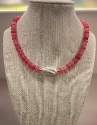 Image 4 of Raspberry stone necklace with baroque pearl 