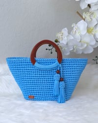 Bolso tejido a mano con asas de madera