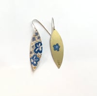 Image 2 of Boucles d’oreilles en laiton peint en forme de feuille, teintes de bleu