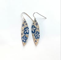 Image 1 of Boucles d’oreilles en laiton peint en forme de feuille, teintes de bleu