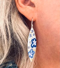 Image 3 of Boucles d’oreilles en laiton peint en forme de feuille, teintes de bleu