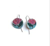 Image 1 of Boucles d’oreilles en laiton peint rondes, motifs de fleur