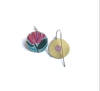 Image 2 of Boucles d’oreilles en laiton peint rondes, motifs de fleur