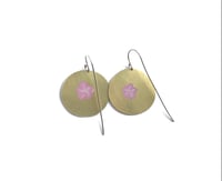Image 3 of Boucles d’oreilles en laiton peint rondes, motifs de fleur