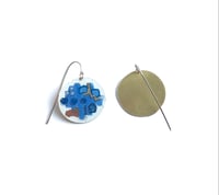 Image 2 of Boucles d’oreilles en laiton peint rondes , motifs abstraits bleus