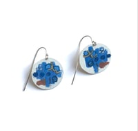 Image 1 of Boucles d’oreilles en laiton peint rondes , motifs abstraits bleus