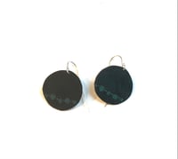 Image 1 of  Boucles d’oreilles en laiton peint rondes noires