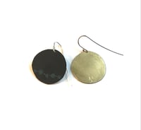 Image 2 of  Boucles d’oreilles en laiton peint rondes noires