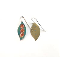 Image 2 of Boucles d’oreilles en laiton peint petite feuille turquoise 